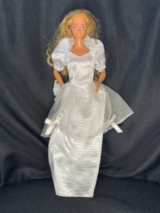 lot 160 image: VINTAGE 1966 BLONDE BARBIE WITH BENDABLE LEGS