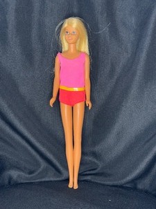 lot 162 image: VINTAGE 1966 BLONDE BARBIE WITH BENDABLE LEGS