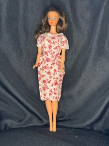 lot 165 image: 1966 TWIST N TURN BARBIE WITH BENDABLE LEGS AND OUTFIT