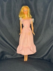 lot 167 image: VINTAGE TWIST N TURN BARBIE WITH OUTFIT