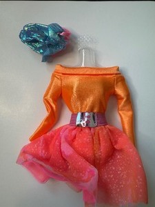 lot 195 image: BARBIE OUTFIT