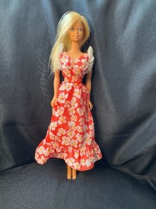 lot 200 image: 1966 TWIST N TURN BLONDE BARBIE WITH BENDABLE LEGS