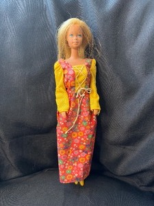 lot 207 image: 1966 BLONDE BARBIE WITH BENDABLE LEGS AND OUTFIT