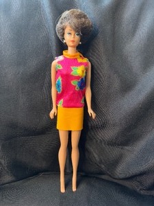 lot 208 image: VINTAGE BRUNETTE BUBBLE CUT BARBIE WITH OUTFIT