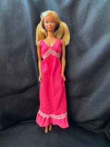 lot 214 image: 1966 BLONDE BARBIE WITH BENDABLE LEGS AND OUTFIT