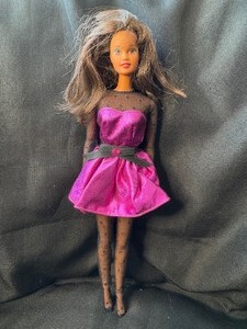 lot 220 image: BRUNETTE TWIST N TURN BARBIE 1966 WITH OUTFIT