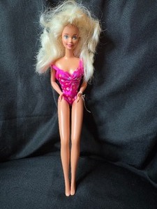 lot 224 image: 1992 BATH BLAST BARBIE WITH BENDABLE LEGS AND OUTFIT