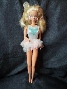 lot 228 image: 1988 ANIMAL LOVIN BARBIE WITH OUTFIT AND BENDABLE LEGS