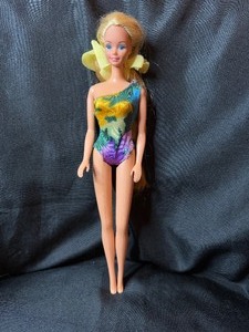 lot 230 image: 1966 TWIST N TURN BLONDE BARBIE WITH BENDABLE LEGS AND OUTFIT