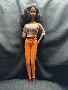 lot 235 image: 1966 TWIST N TURN AFRICAN AMERICAN BARBIE WITH OUTFIT AND BENDABLE LEGS