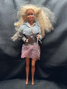 lot 236 image: 1988 FEELING FUN BARBIE WITH OUTFIT AND BENDABLE LEGS