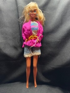 lot 238 image: 1993 CAMP FUN BARBIE WITH OUTFIT AND BENDABLE LEGS