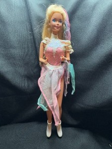 lot 239 image: 1990 ICE CAPADES BARBIE WITH OUTFIT AND BENDABLE LEGS