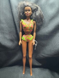 lot 243 image: 1992 AFRICAN AMERICAN GLITTER BEACH BARBIE WITH OUTFIT AND BENDABLE LEGS