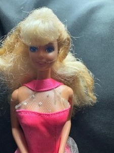 lot 244 image: 1966 TWIST N TURN BLONDE BARBIE WITH BENDABLE LEGS AND OUTFIT