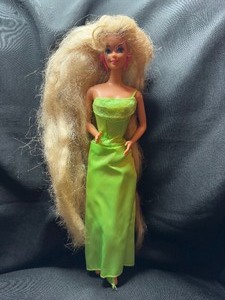 lot 250 image: 1966 TWIST N TURN BLONDE BARBIE WITH OUTFIT AND VERY LONG HAIR