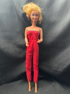 lot 252 image: 1966 TWIST N TURN BLONDE BARBIE WITH OUTFIT AND BENDABLE LEGS