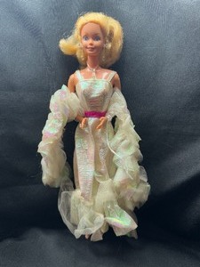 lot 254 image: 1983 CRYSTAL BARBIE WITH OUTFIT AND BENDABLE LEGS