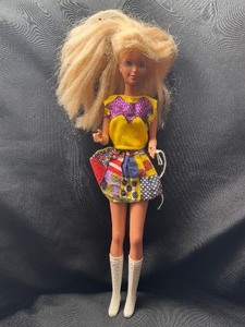 lot 255 image: 1988 JAZZIE TEEN LOOKS WORKOUT BARBIE WITH OUTFIT AND BENDABLE LEGS