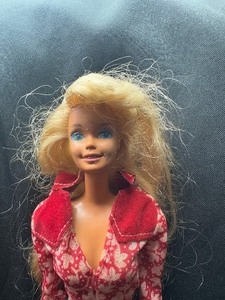 lot 256 image: 1966 TWIST N TURN BLONDE BARBIE WITH BENDABLE LEGS AND OUTFIT