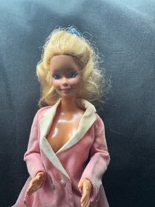 lot 257 image: 1966 TWIST N TURN BLONDE BARBIE WITH BENDABLE LEGS AND OUTFIT