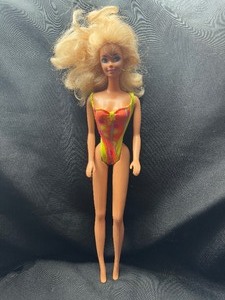 lot 258 image: 1966 TWIST N TURN BLONDE BARBIE WITH BENDABLE LEGS AND OUTFIT