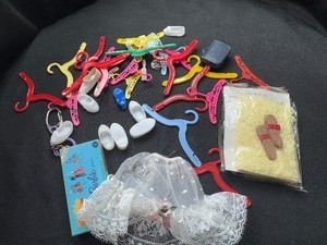 lot 260 image: MIXED LOT OF BARBIE ACCESSORIES