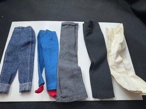 lot 264 image: MIXED LOT OF DOLL CLOTHING ITEMS