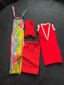 lot 266 image: MIXED LOT OF DOLL CLOTHING ITEMS