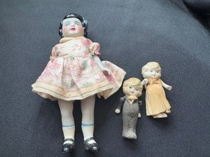 lot 269 image: LOT OF THREE CERAMIC DOLLS