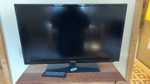 lot 30 image: Samsung 32-Inch LED TV Model UN32EH4003 with Remote