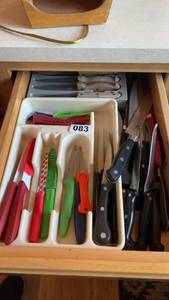 lot 83 image: Assorted Kitchen Knives and Cutting Tools Set