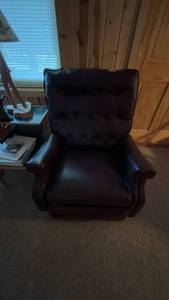 lot 108 image: Brown Tufted Leather Recliner Chair