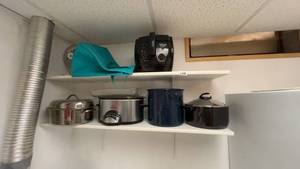 lot 139 image: Assorted Kitchen Cookware and Appliances Collection