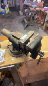 lot 212 image: Vintage Heavy-Duty Vise with Adjustable Jaws