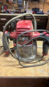 lot 214 image: Skil 1810 1.75 HP Fixed-Base Router with Original Box
