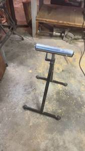 lot 232 image: Adjustable Metal Work Stand with Rolling Cylinder