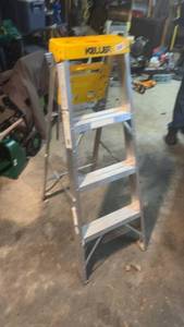 lot 240 image: 4 ft Keller Aluminum Step Ladder - Medium Duty 225 lbs Capacity