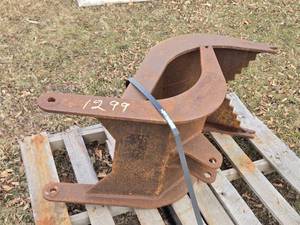 lot 8 image: Heavy-Duty Steel Root RakeClaw Attachment for Grapple Bucket for a Skid Steer
