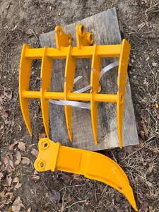 lot 17 image: New Heavy-Duty Grapple Attachment