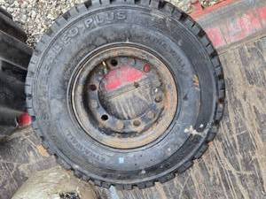 lot 58 image: Heavy-Duty Forklift Tire with Rim XTRA WALL Solid Seal Plus 6.00-9