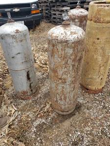 lot 106 image: 100lb Propane Tank (Middle Tank Pictured)
