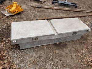 lot 115 image: Heavy-Duty Aluminum Truck Bed Toolbox