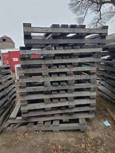 lot 124 image: Stack of Used Heavy Duty Oak Pallets - 60x72