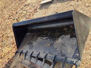 lot 141 image: New SWICT USA 78 Heavy-Duty Skid Steer Loader Bucket Attachment with Teetch