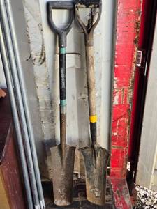 lot 149 image: Set of 2 Used Trench Shovels - Durable Steel Blades
