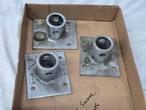 lot 240 image: Set of 3 Jack Swivel Brackets - 2 Flange Diameter