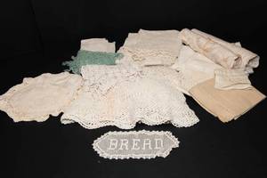 lot 23 image: Vintage Tablecloths and Placemats