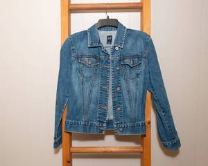 lot 26 image: Gap Jean Jacket