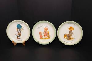 lot 34 image: Hollie Hobby Collectors Edition Plates